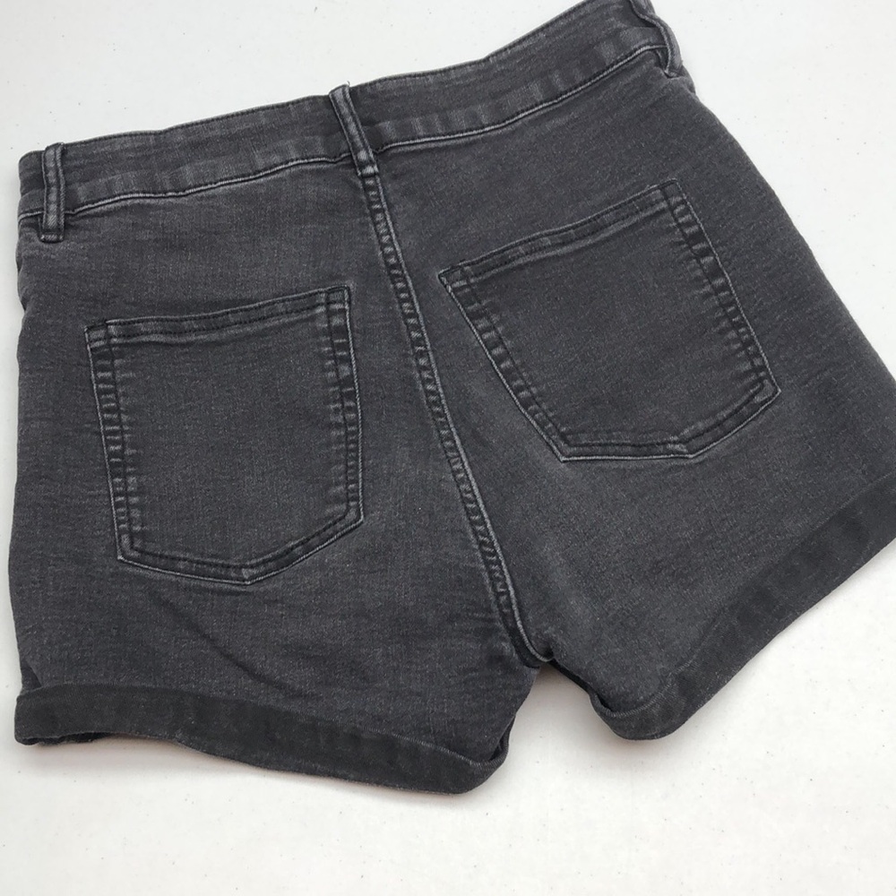 LIKE NEW DIVIDED BLACKWASH MID-RISE JEAN SHORTS W6/28 ⭐️